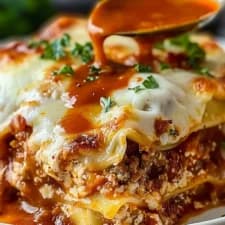 Slow Cooker Lasagna with Lean Ground Beef and Creamy Ricotta Layers